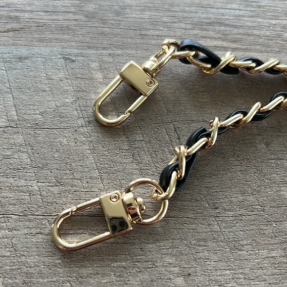 NWOT Gold & Black leather unbranded chain - Picture 2 of 5